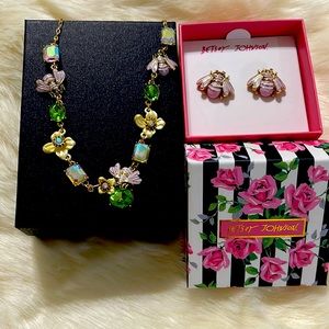 NWT 2 piece set BETSEY JOHNSON
Stone Bee Cluster Necklace matching earrings